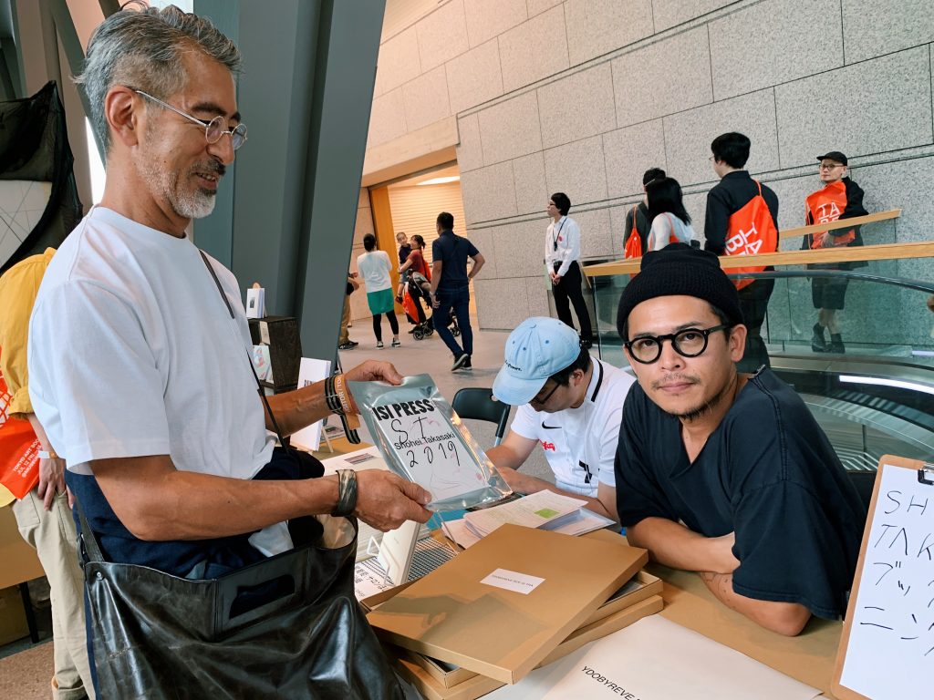 東京都現代美術館にて開催された「TOKYO ART BOOK FAIR 2019」でのサイン会の様子。