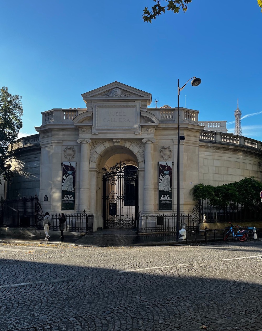 フランス、シャンゼリゼ大通りから少し離れたところにある「ガリエラ美術館」。