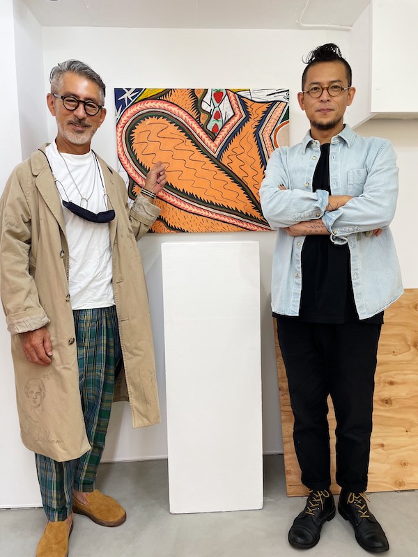 渋谷店に飾れている絵（左）と、代官山店に飾れている絵（右）は対となっていて2つでセットになる作品です。