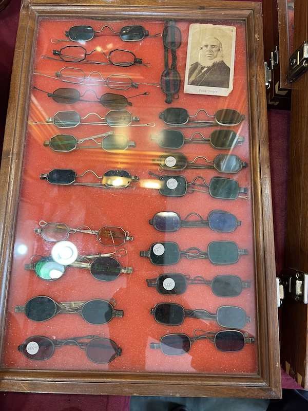 古い検眼レンズセットや19世紀頃のアンティーク眼鏡を扱うディーラーもありました。